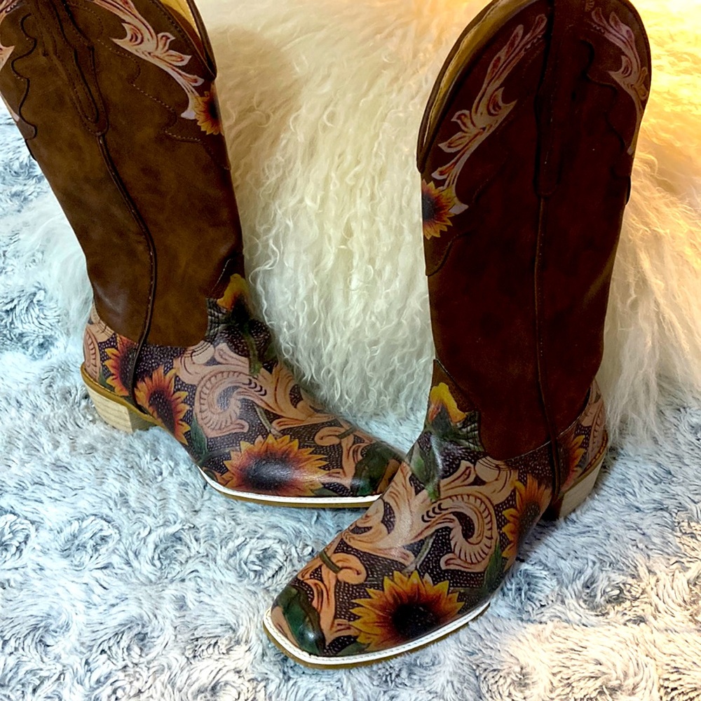 Fun little boots that are perfect for an upcoming fall outing.